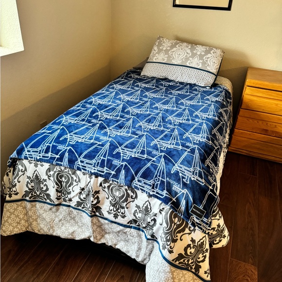 A/ Nautica Kids Fleece Throw Blanket - Picture 5 of 6